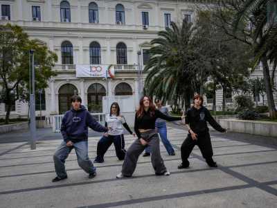 Tra questi il �crotch grab�, famoso passo dove i ballerini stringono il cavallo dei pantaloni